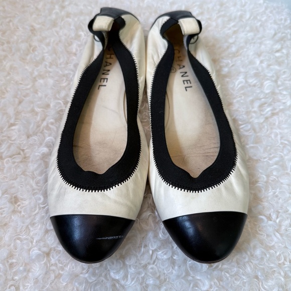 CHANEL White and Black Toe Cap and Heel Logo Ballet Flats 39 - Picture 2 of 11